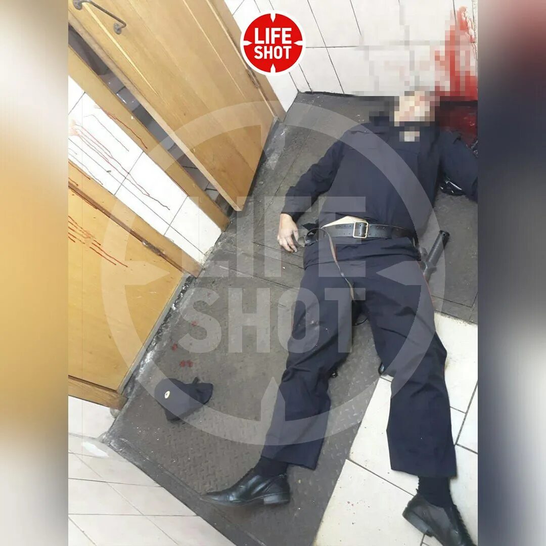 Убивают ли полицейские. Убили полицейского в Москве. Убитый полицейский в метро. Полиция в метро.
