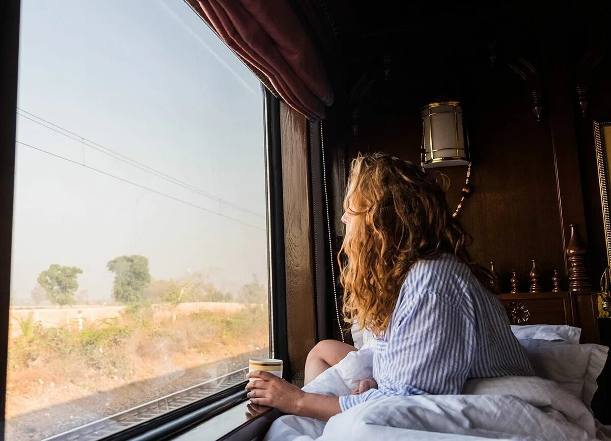 Туристы в поезде. Путешествие на поезде. Travelling by train. People travel by train and by car. Travelling by train.