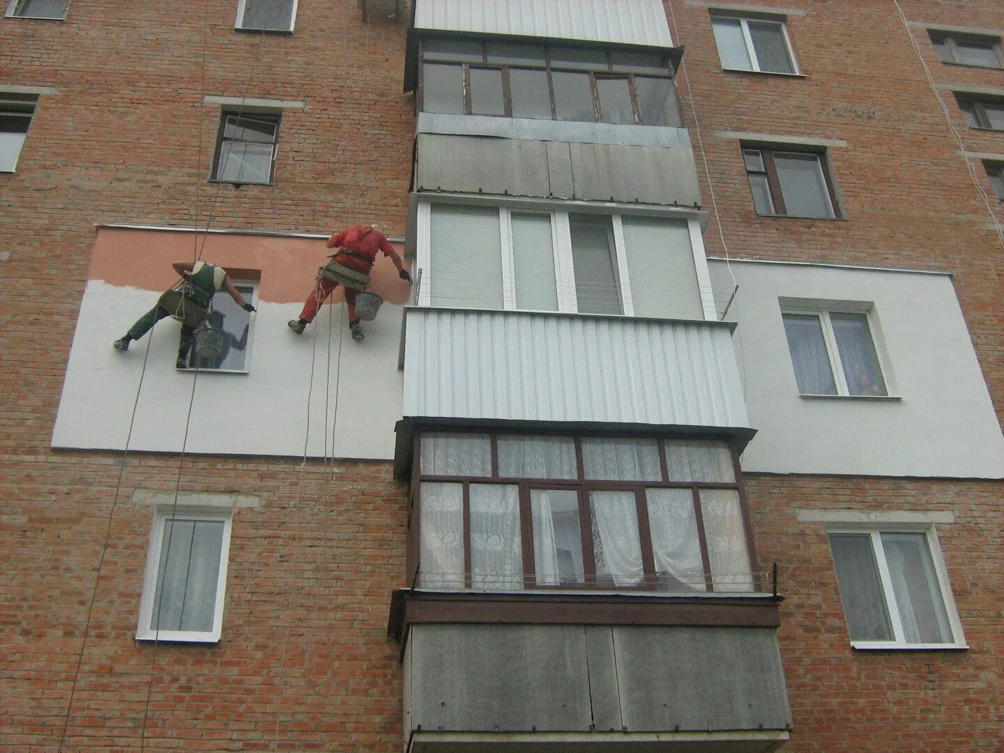 Утепление стены панельного дома. Утепление фасада квартиры. Теплоизоляция квартиры снаружи. Наружное утепление фасадов квартир. Утепление стен квартиры снаружи.