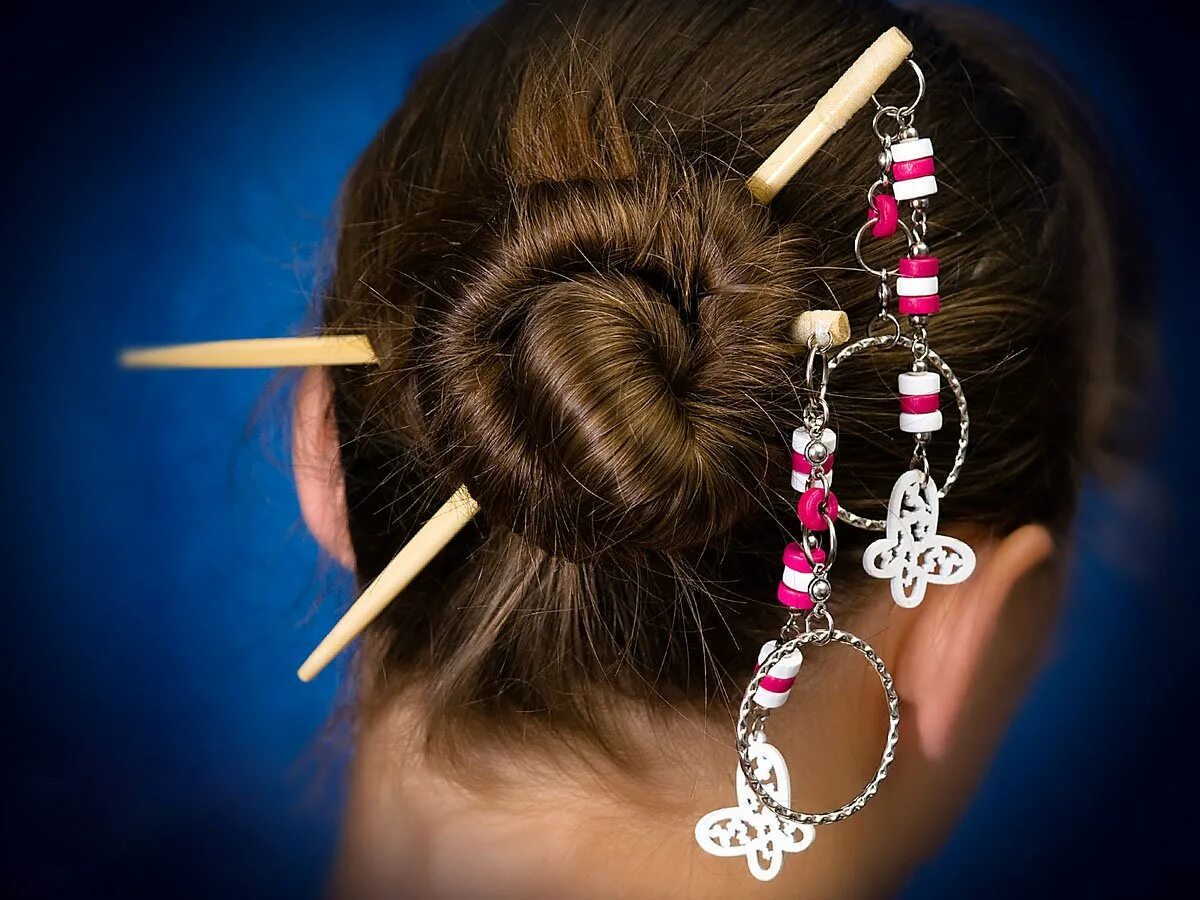 Прическа с палочками. Китайская прическа с палочками. Китайские заколки для волос. Прическа с палочками. Пучок китайские причёск.