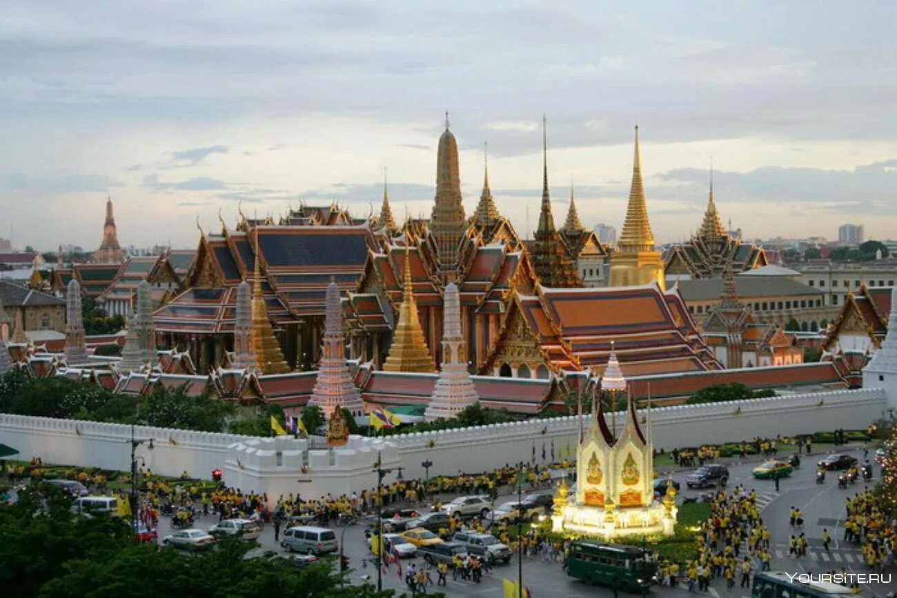 Королевский дворец в Бангкоке. Большой Королевский дворец и храм изумрудного Будды в Бангкоке. Храм изумрудного Будды в Тайланде. Королевский дворец и храм изумрудного Будды (г. Бангкок).
