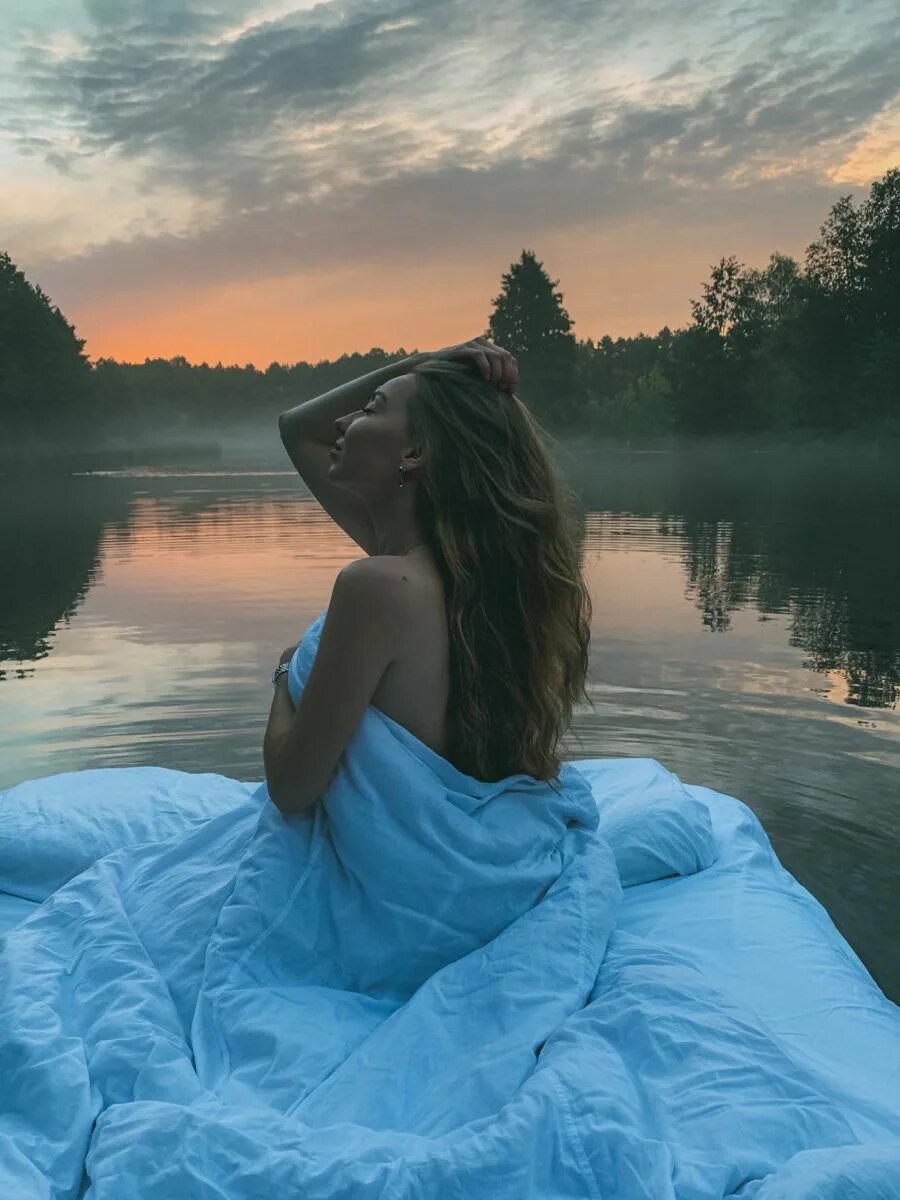 Lake girl. Девушки на озере. Фотосессия у озера девушки. Девочки на озере. Девушка на берегу озера.