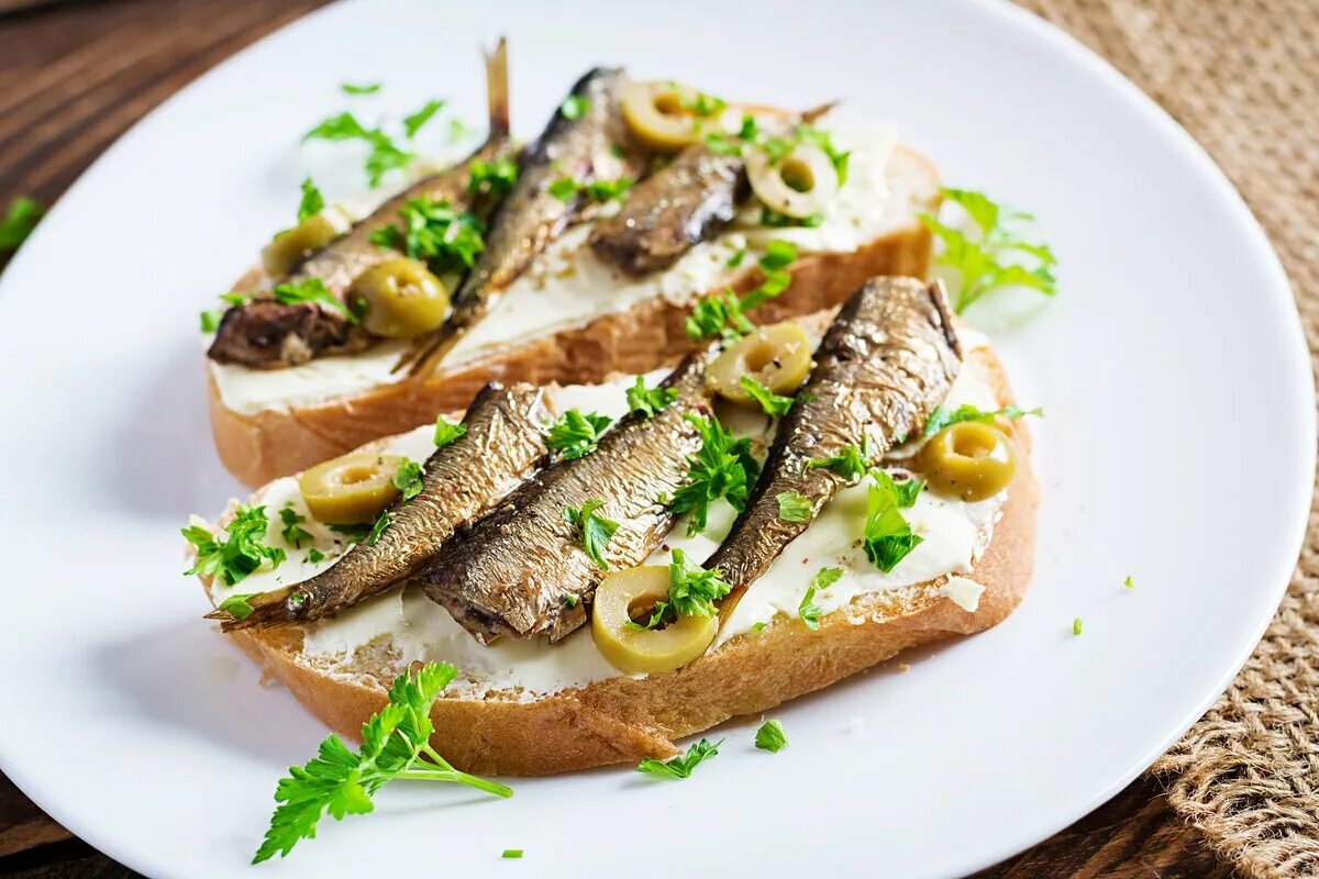 Брускетта со шпротом. Брускетта со шпротами и яйцом. Кростини со шпротами. Брускетты со шпротами и огурцом. Бутерброды с авокадо и шпротами.