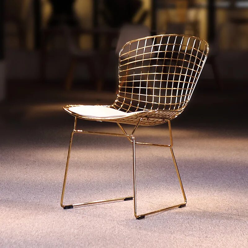 Золотистый стул. Стул wire Side. Стул из металлических прутьев. Стильные стулья. Железные дизайнерские стулья.