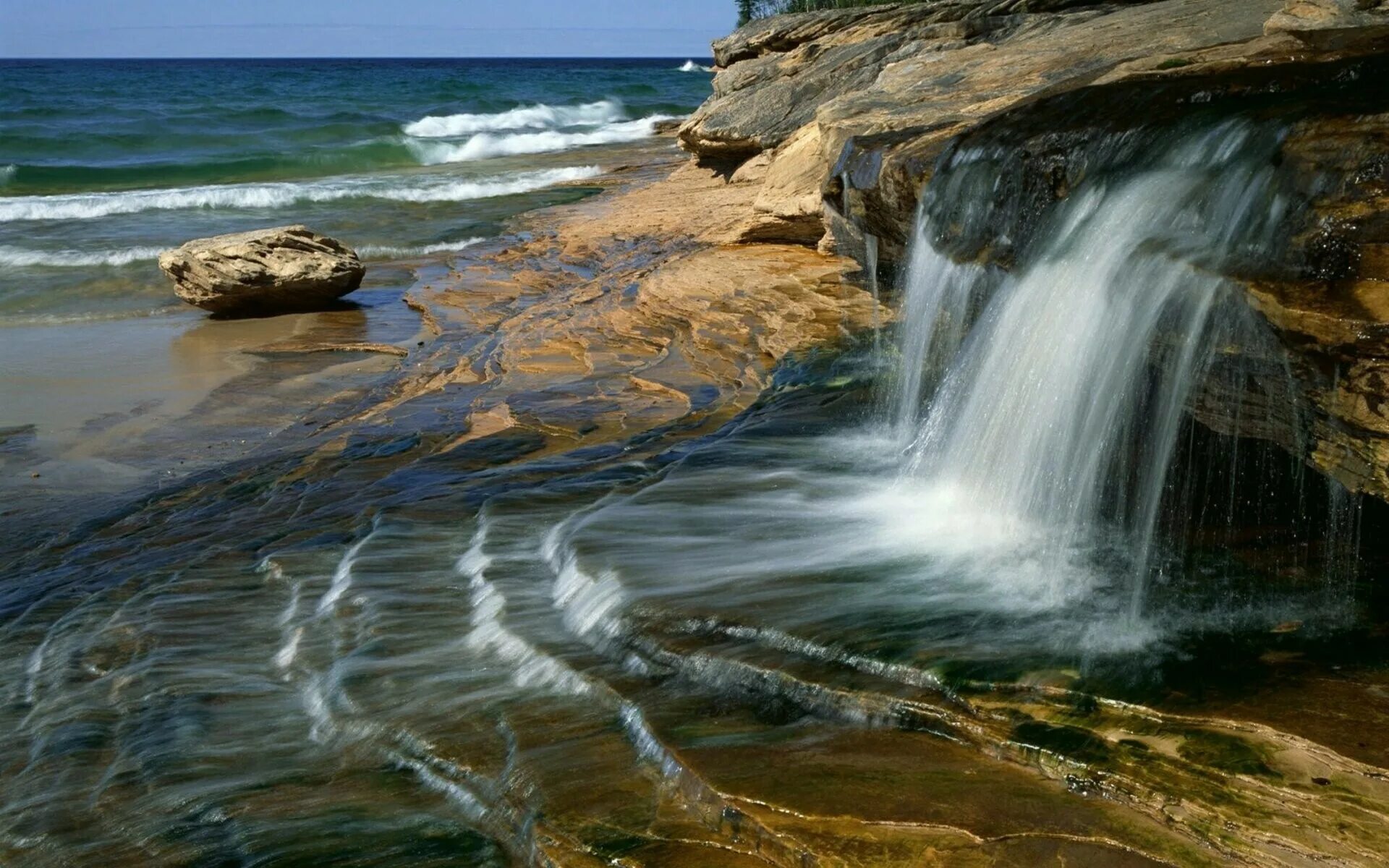 Ручеек, река, море, океан. Водопад в море. Река впадает в море. Красота воды.