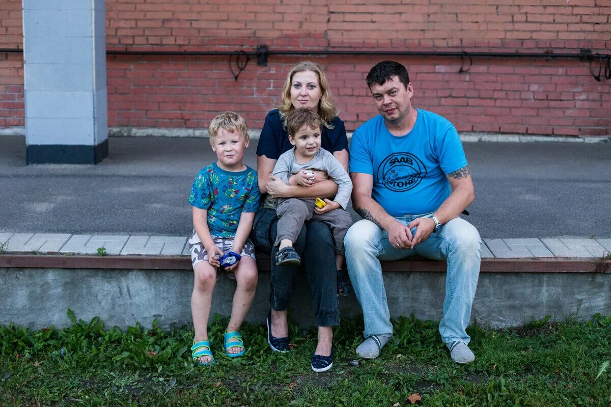 Фото обычной семьи. Обычная семья. Семья в коннектикуте. Фотография семьи. Семья в коннектикуте.