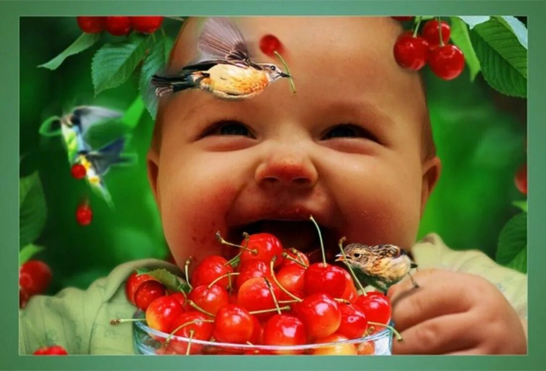 Ягодка ест ягодку. Черешня для детей. Клубника для детей. Ребенок ест ягоды. Вишня для детей.