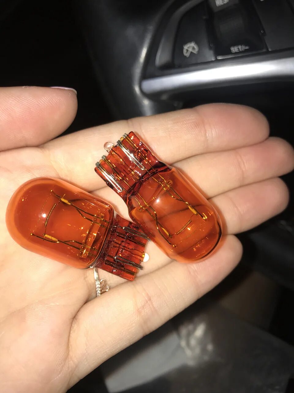 Т20 цоколь лампочки оранжевая. W5w лампа габаритная оранжевая. Лампа t20 w21/5w оранж lynx. Лампы оранжевые w21v5 двухконтактные. Оранжевые лампочки в дхо калина 2.