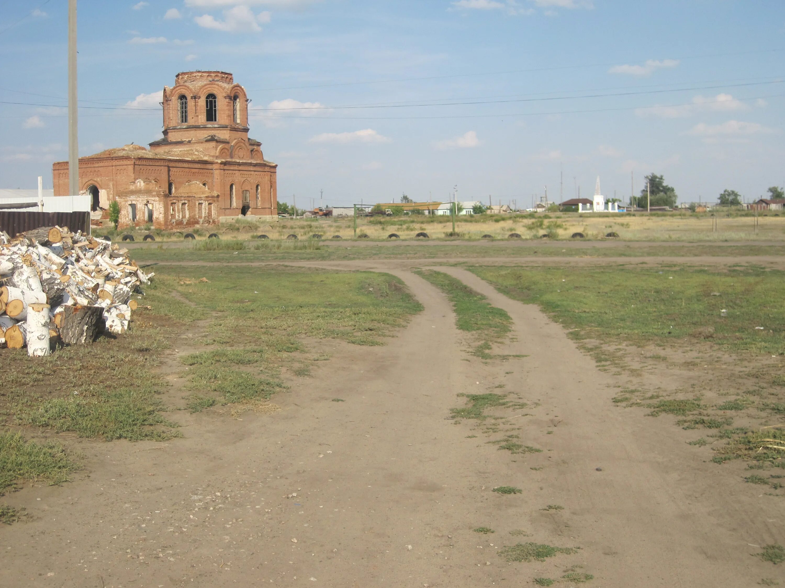 Усть уйское красная церковь. Курейное. Деревенское кладбище. Погода село усть уйское. Погода село усть уйское.