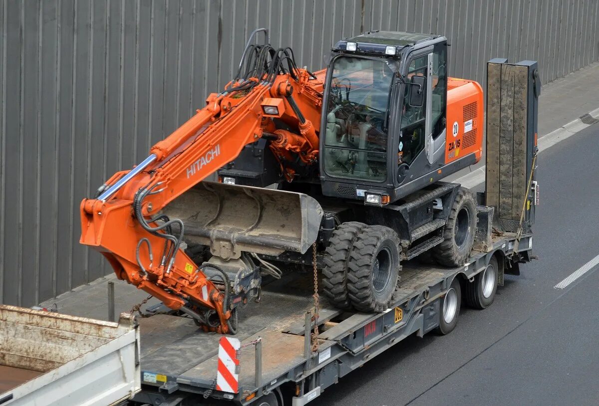 Перевозка экскаватора на трале. Перевозка экскаватора. Хендай 430 экскаватор на трале. Хендай 505 экскаватор на трале. Liebherr 904 спецтехника.