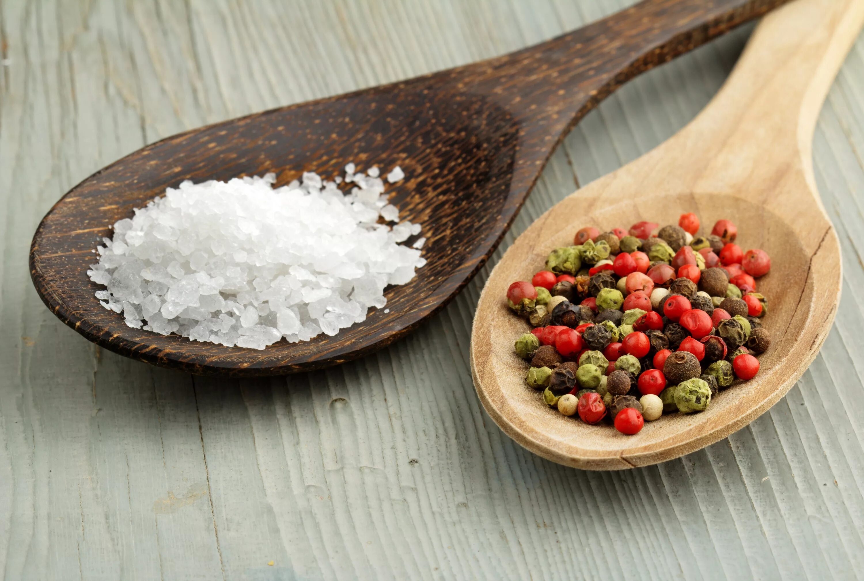 Добавить соль по вкусу. Salt pepper специи. соль с приправами. соль и перец. соль со специями.