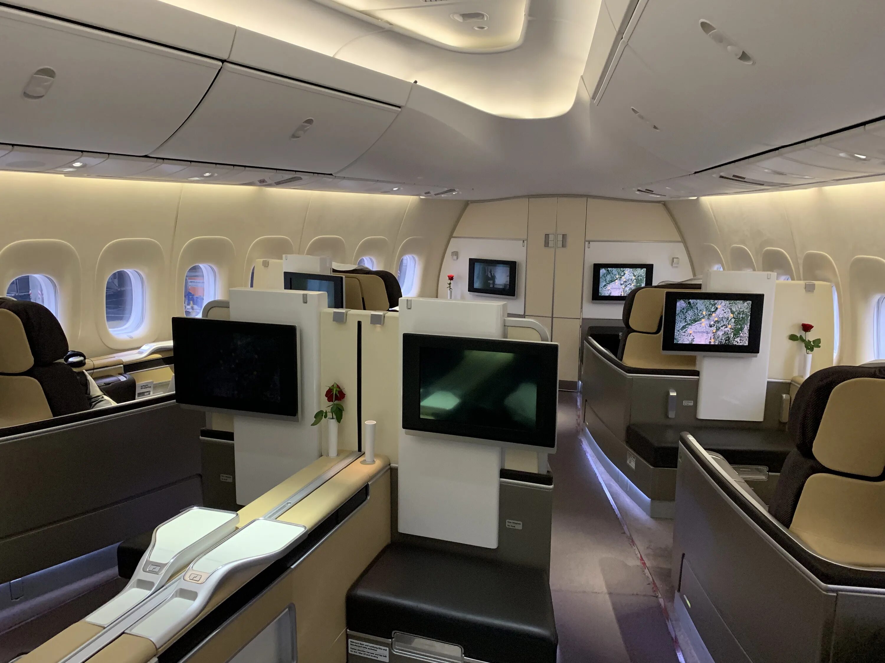 First class 8. 747-8 lufthansa. boeing 747-8 салон. premium economy class lufthansa 747-8. боинг 747 lufthansa.