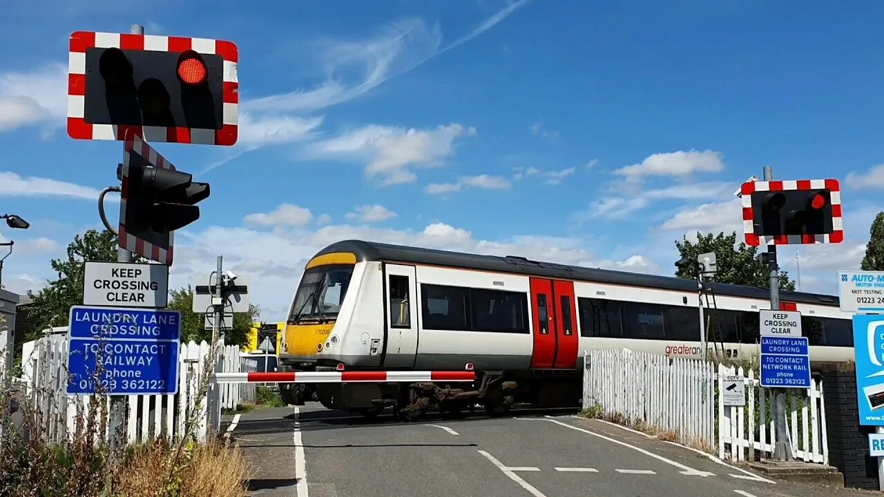 Level crossing. ЖД переезд в Великобритании. Железнодорожный переезд в Англии. Железнодорожные переезды Великобритании.