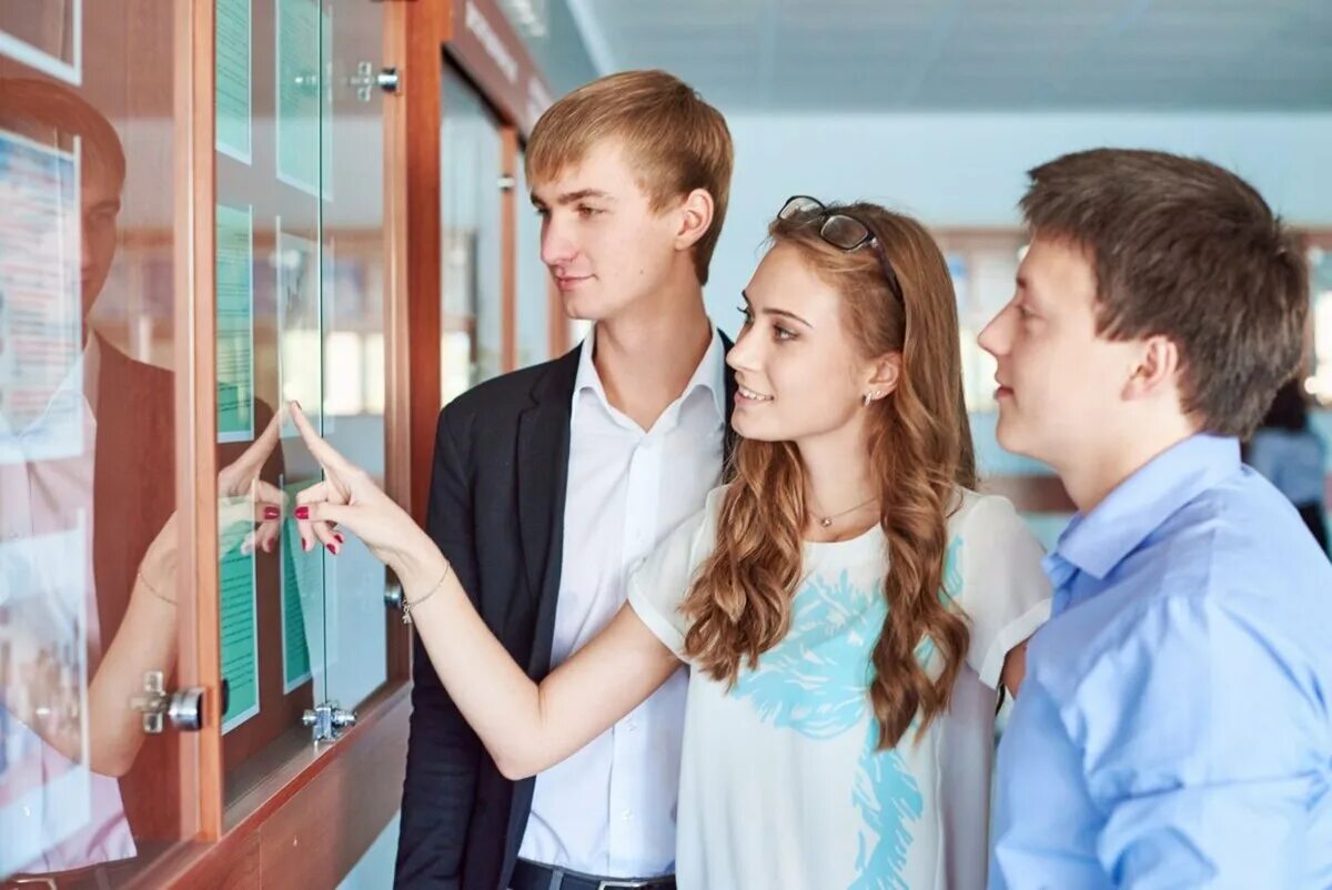 Образ поступать. Поступление в вуз. Поступление в университет выпускной. Выпускники поступили в вузы. Поступил в вуз.