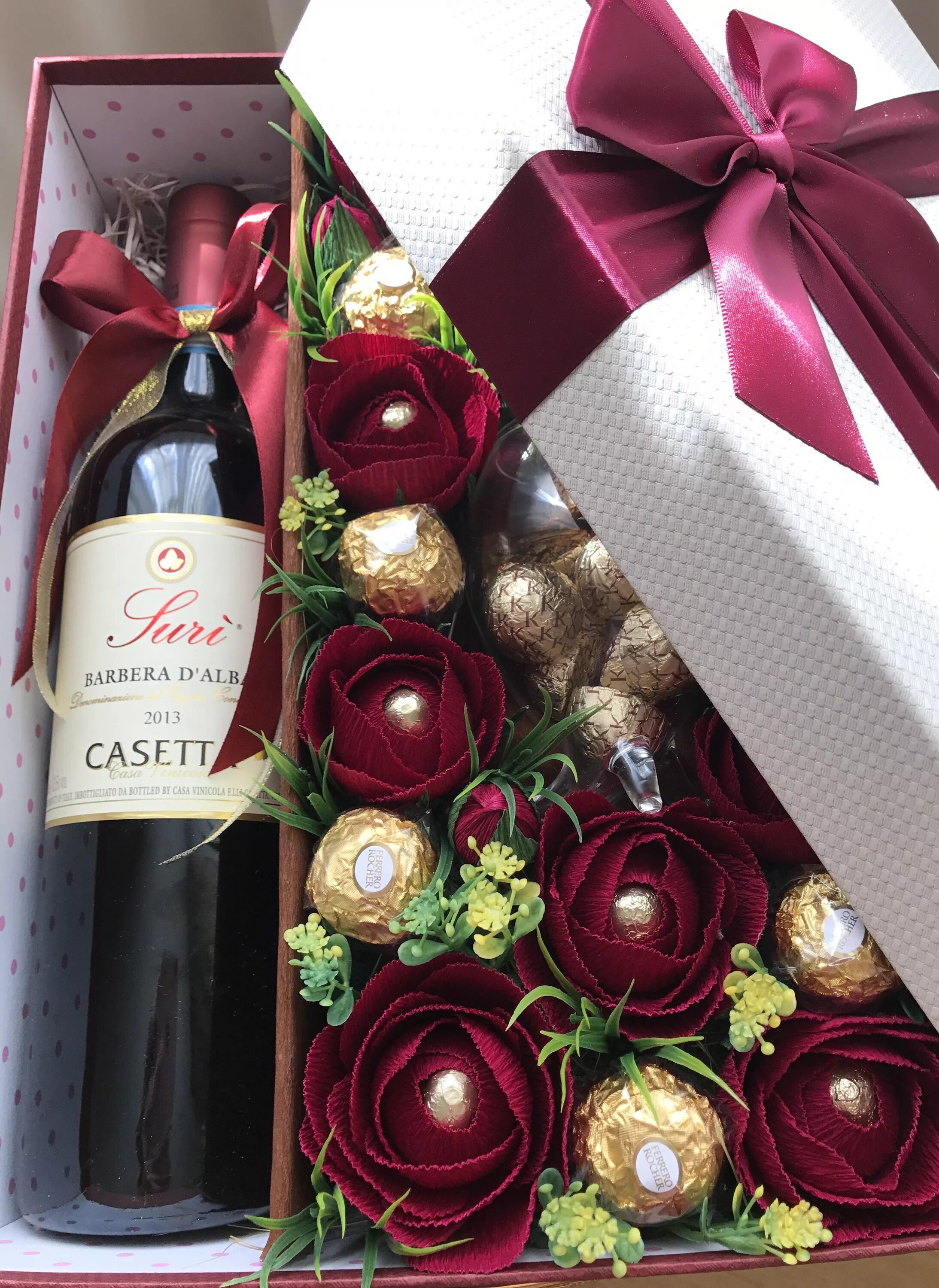 сладкий букет с шампанским. коробка для шампанского и конфет. подарок из конфет ферреро роше. подарочная коробка с шампанским и конфетами. подарок с шампанским и конфетами.
