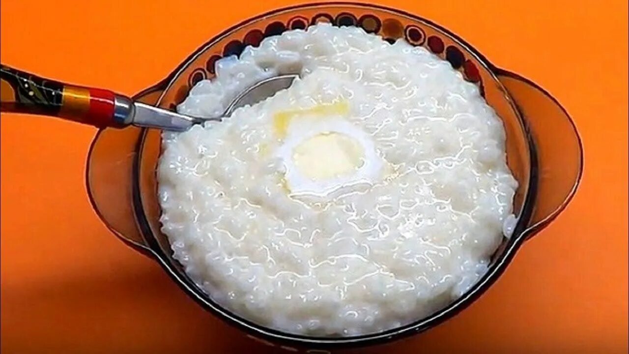 Какой водой заливают рис холодной или горячей. Рис на молоке. Варка рисовой каши. Рис для молочной каши. Вареная рисовая каша.