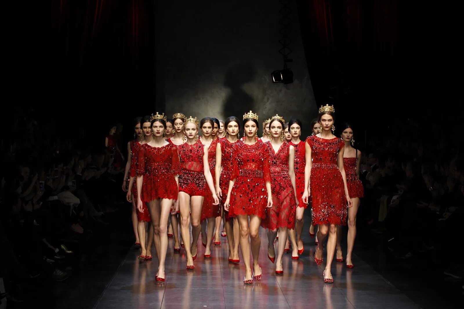 Фотомодели на подиуме. Первая коллекция дольче габбана. Коллекции mary katrantzou 2021. Показ мод. Дизайнерские коллекции одежды.