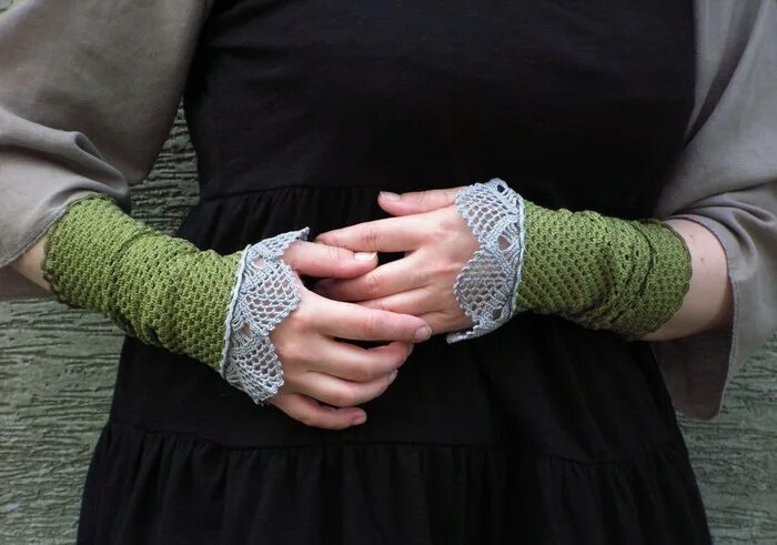 Вязаные манжеты спицами. Вязаные манжеты на рукавах спицами. Манжеты для сапог вязаные. Митенки вязаные. Необычныевязаныемонжеты.