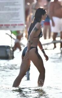 Birce Akalay ustalara emanet.