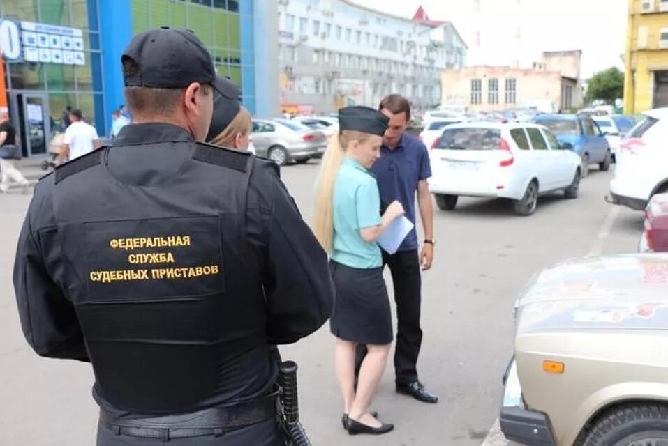 Газпромбанк приставы арестовывают. Судебный пристав нефтеюганск сироткина а. Газпромбанк приставы арестовывают. Судебный пристав с бородой. Приставы белгорода фото.