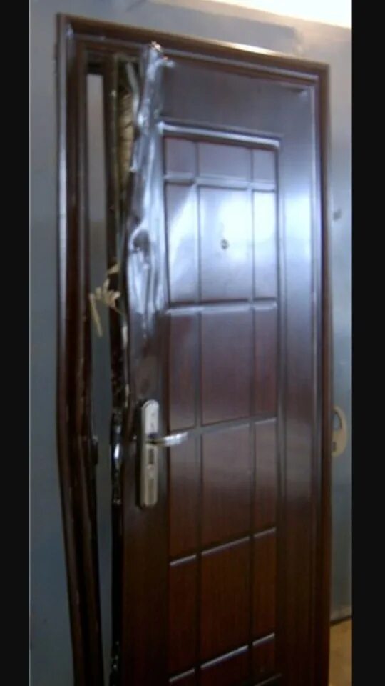 Выбили дверь в квартиру. Китайская металлическая дверь сбоку. Китайская входная дверь сбоку. Китайская входная дверь вид сбоку. Переделка китайской входной двери.