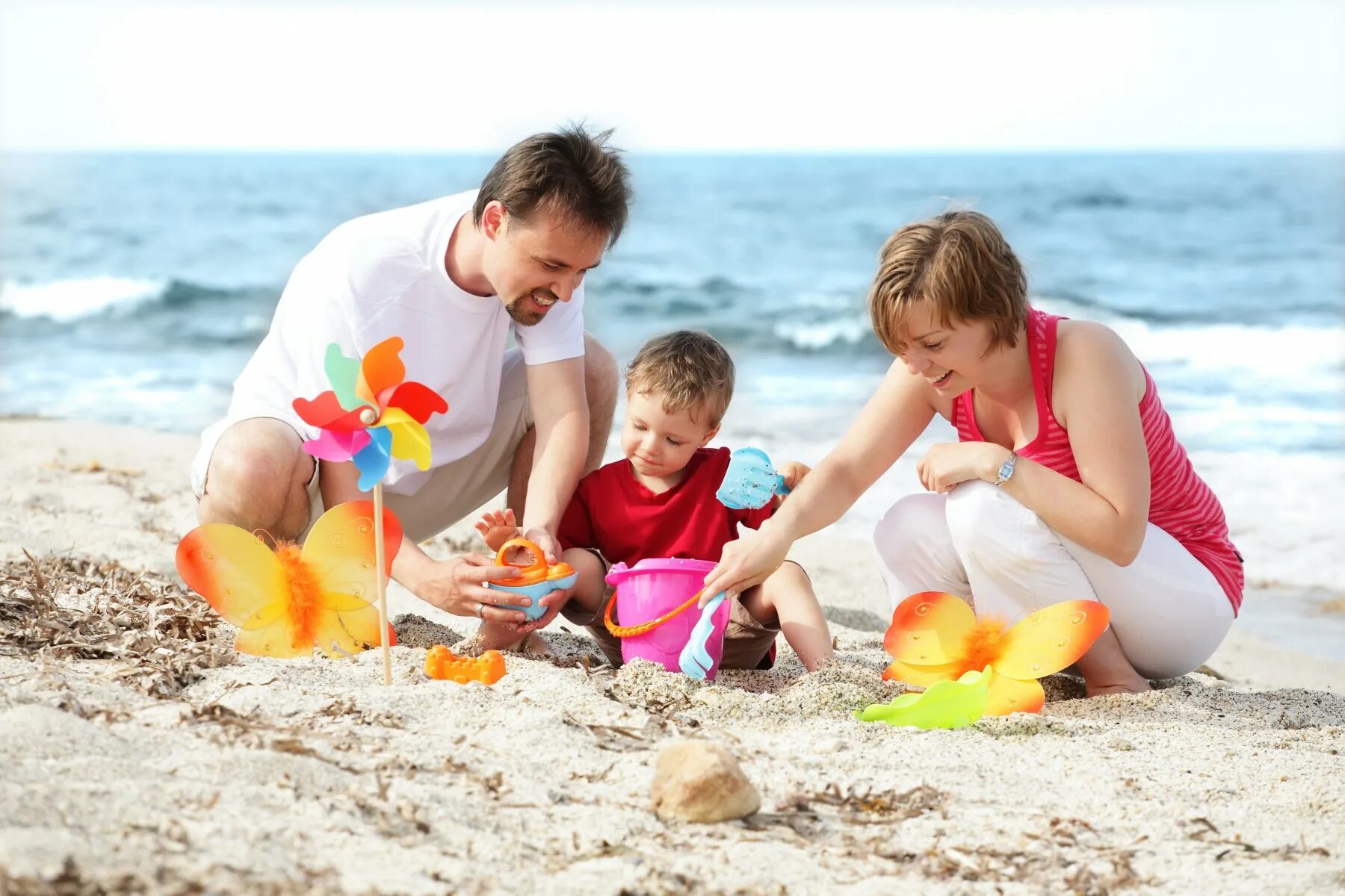 Досуг лето. Дети на море. Дети на море с родителями. Семья на пляже. Лето дети.