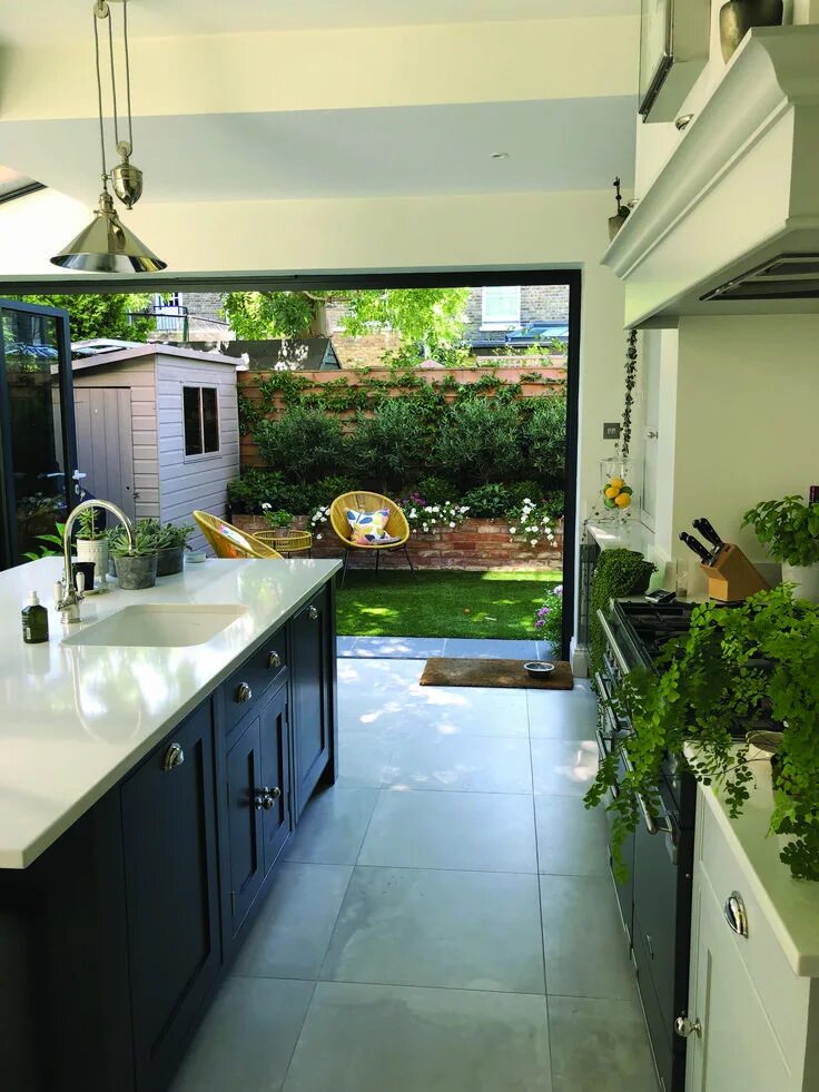 Кухня гостиная с выходом на террасу. Кухня гостиная с выходом на террасу. Кухня с выходом на веранду. Дом кухня с выходом на террасу. Современный интерьер кухни столовой.