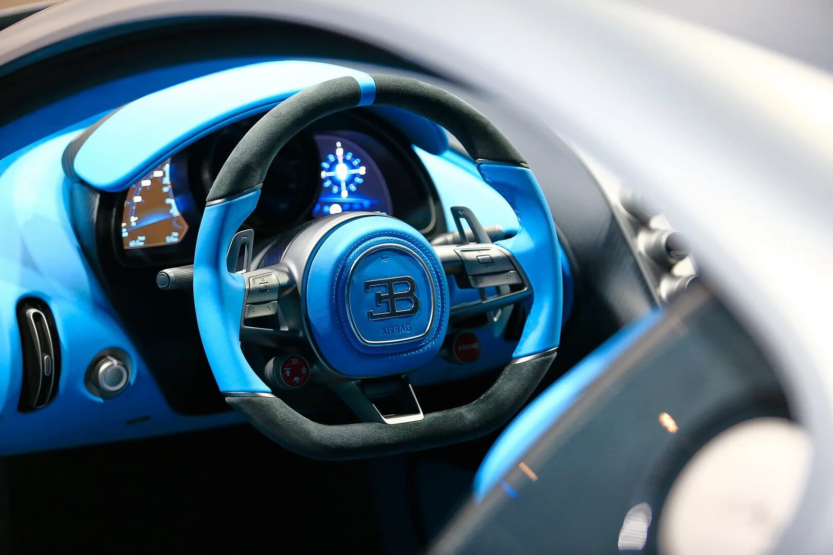 Бугатти диво 2020. Бугатти дива макс скорость. Бугатти дива максималка. Бугатти диво максимальная скорость. Бугатти диво на дороге.