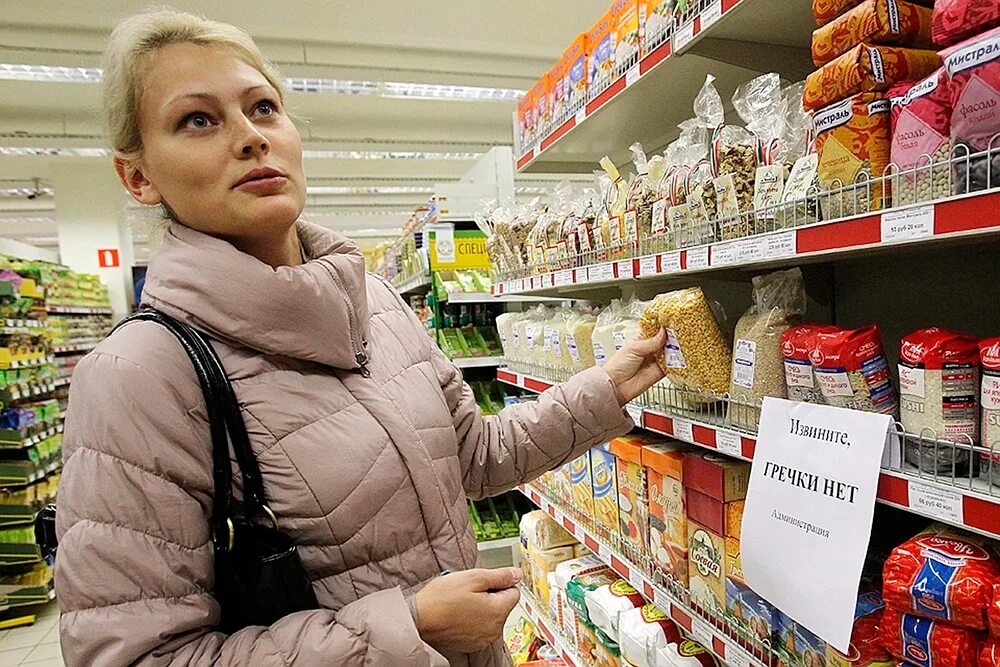 Продажа людей в россии. Скупают гречку. Гречка в магазине. Экономика магазин. Гречки нет.