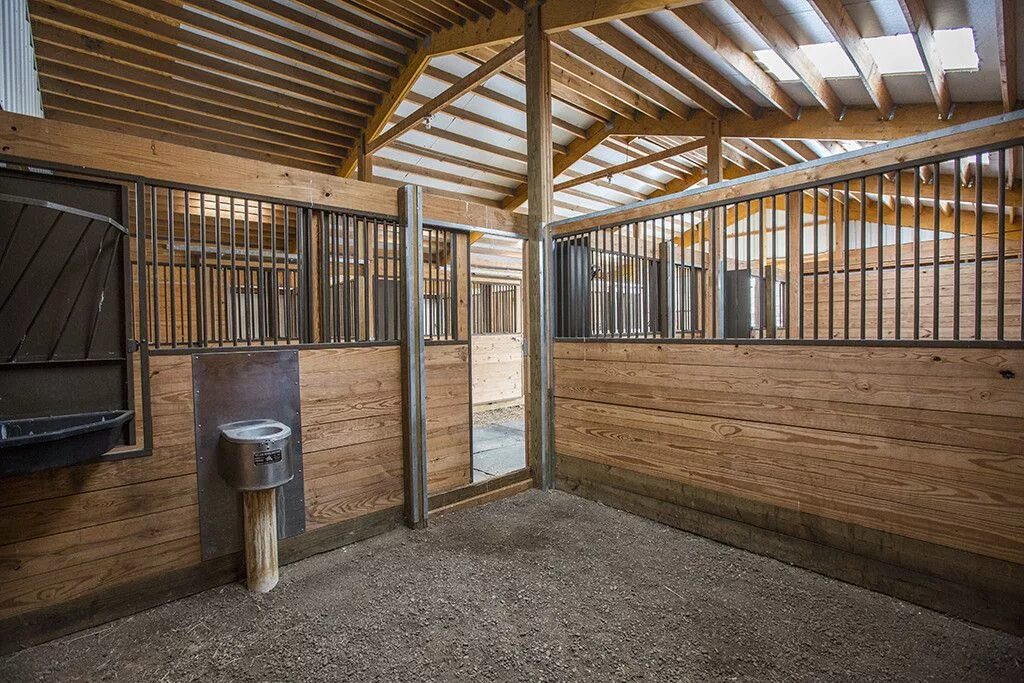 Hamilton Ontario конюшни. Конюшни Westphalian stables фасад. Денники в конюшне. Поместье Кальтенбах в Германии конюшня. Летняя конюшня