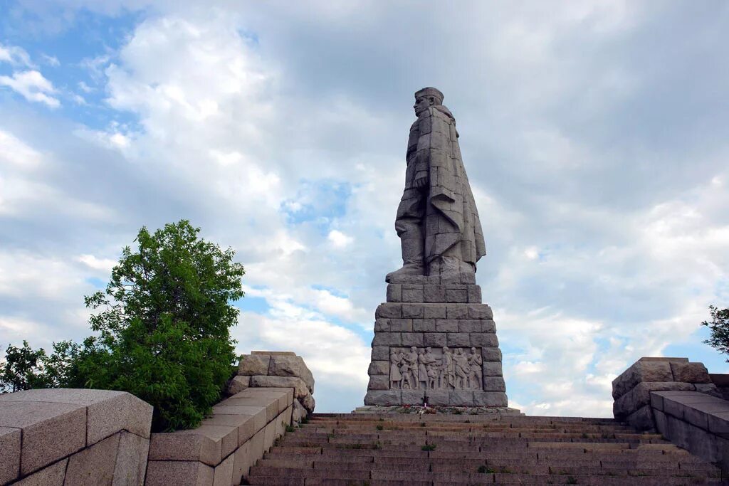 Памятник алёше в Болгарии. Алёша (памятник, Пловдив). Пловдив Болгария памятник Алеше. Памятник в Болгарии русскому солдату Алеше.