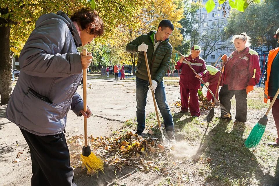 Уборка территории общего пользования. Субботник. уборка двора. уборка территории. люди на субботнике.