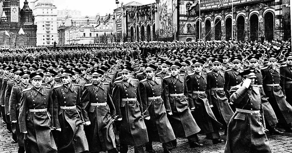 Где проходил первый парад. Мавзолей Ленина парад Победы 1945. Исторический парад Победы 1945. Первый парад Победы 24 июня 1945 года.