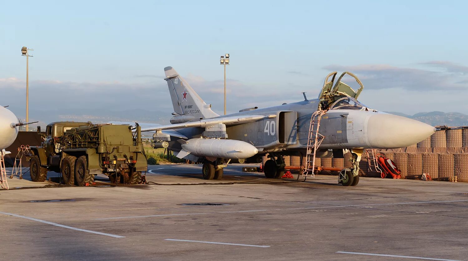 Российская база в сирии. Су24 самолет. Су-34 Хмеймим Сирия. Су-24 ВКС РФ. Су 34 в Сирии на аэродроме Хмеймим.