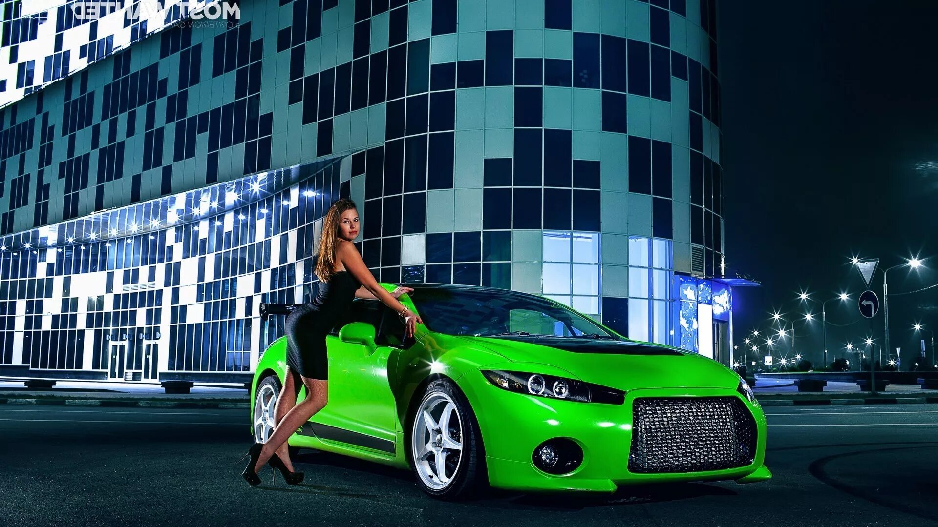 Яркие машины. Девушка в машине. Зеленый автомобиль. Яркие цвета автомобилей.