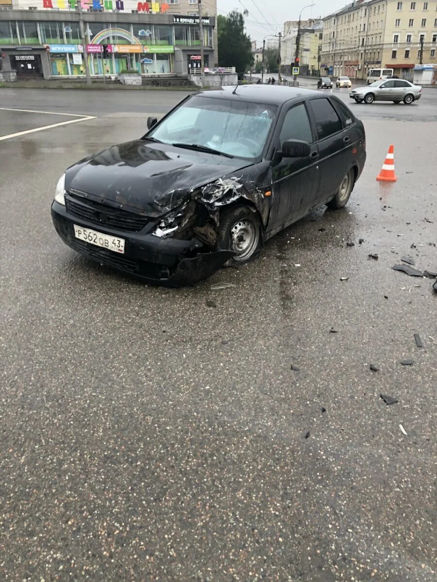 Приора хэтчбек битая тотал. Черная приора хэтчбек после дтп. Серебристая приора седан битая. Дтп 35 регион череповец. Приора после дтп.
