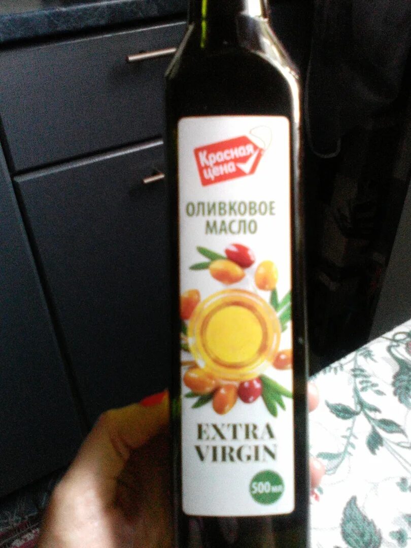 Масло пятерочка красная. Масло оливковое Extra Virgin в Пятерочке. Оливковое масло в Пятерочке. Оливковое масло из Пятерочки. Оливковое масло красное белое.