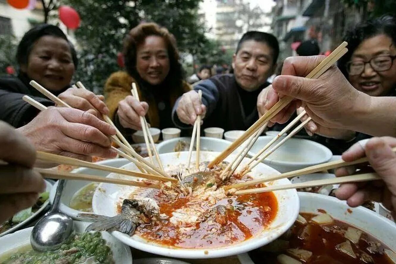 В китайском есть времена. Китайцы едят палочками. Китайские палочки для еды. Японцы едят палочками.