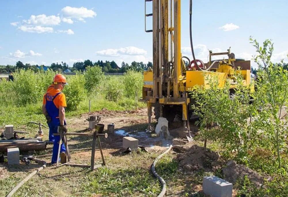 Скважина на воду нижегородская область. Бурение скважин. Бурение скважин на воду. Скважина на участке. Буровые скважины.