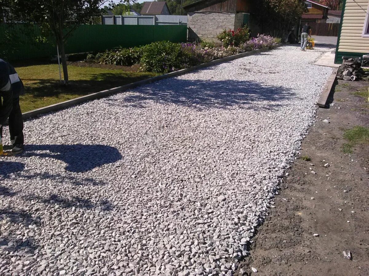 Площадка для машины из щебня. Экопарковка с щебнем. Щебень на участке. Щебень на участке. Георешетка для гравия blooma, 118 х 76,4 см, белая.