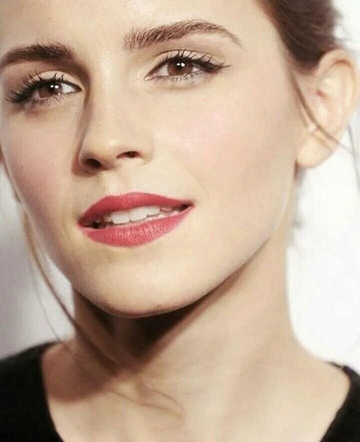 Уиллом адамовичем. Emma glow. Неоновый цвет. Девушка в неоне. Эмма стоун живот.