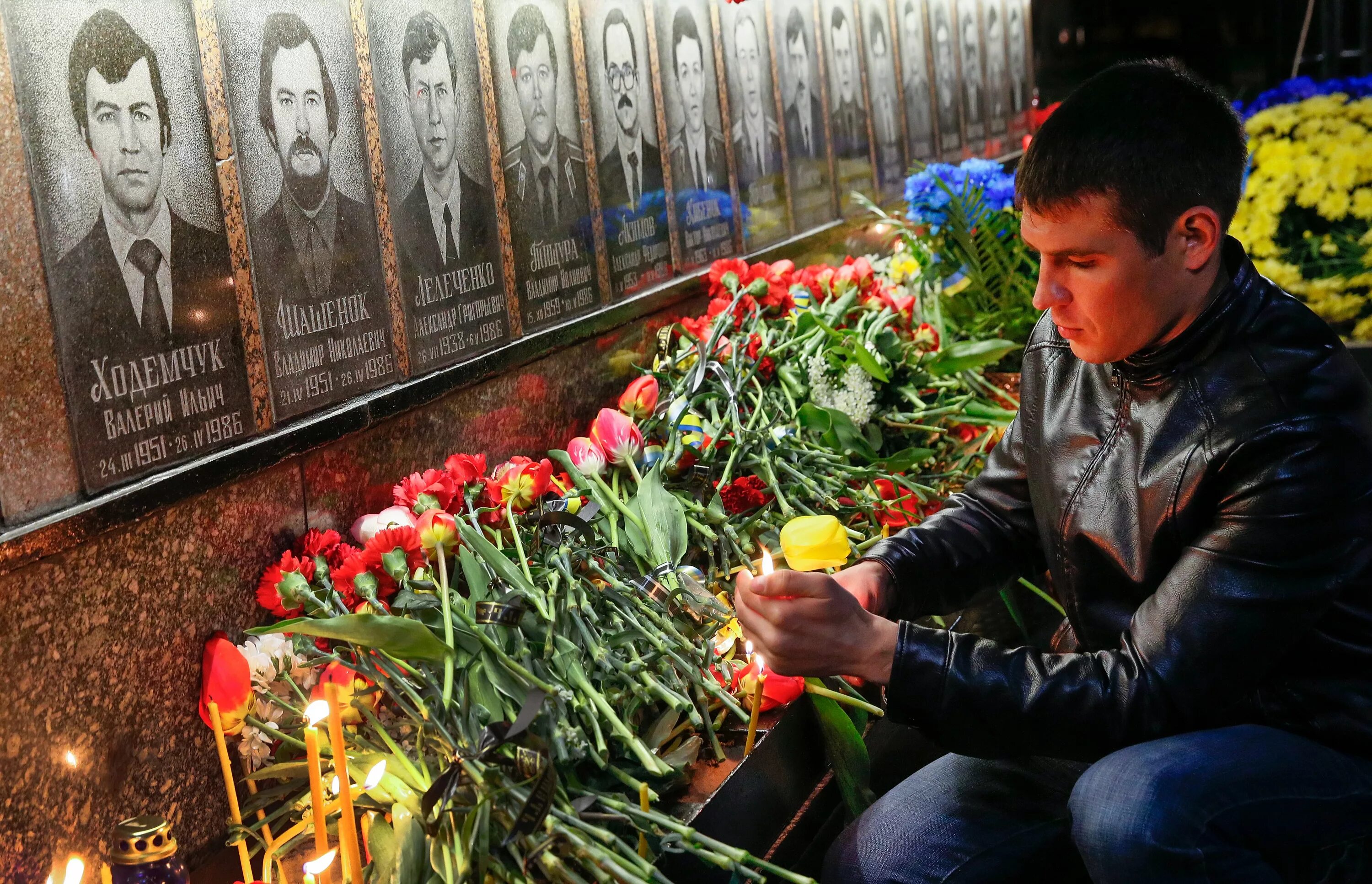 Список погибших на гурьянова. Могилы ликвидаторов ЧАЭС Чернобыль. Мемориал жертвам ЧАЭС В Славутиче. Погибших человек на Чернобыльской АЭС.