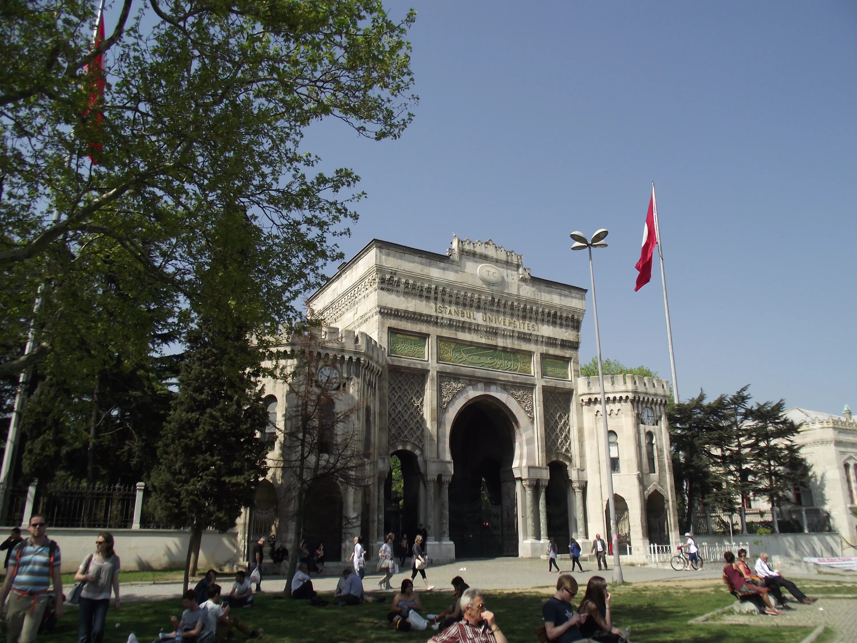 Главный университет Стамбула. Стамбульский университет, основанный в 1453 году. Беязыт (площадь). Стамбульский университет