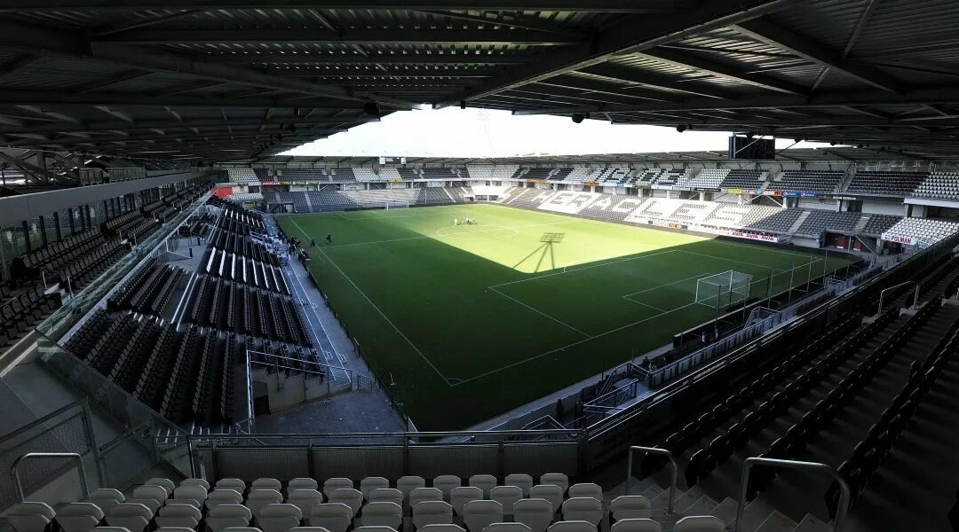 Стадион волгарь. Стадион Heracles Almelo. Стадион ФК Хераклес. Стадион Вила Белмиро. SC Verl стадион.