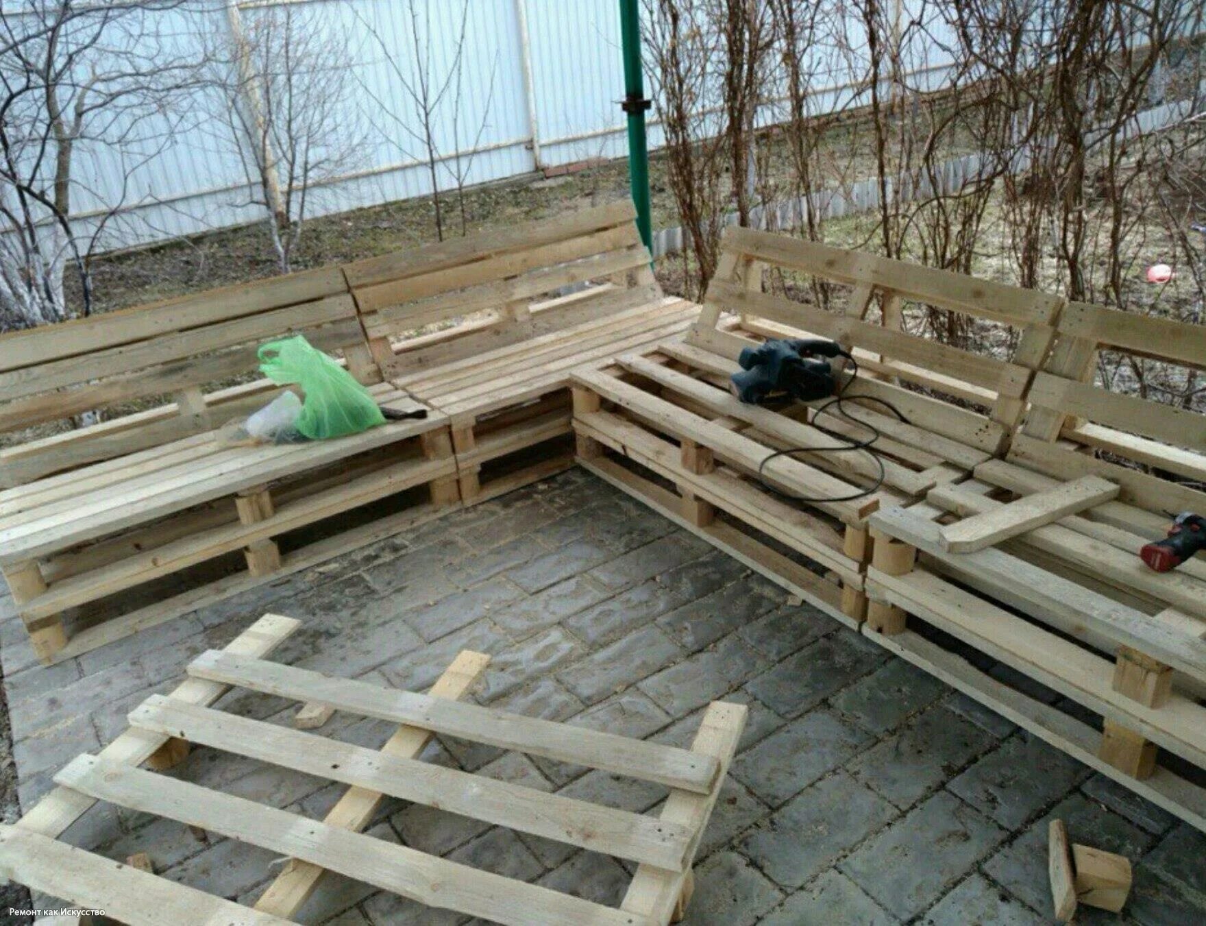 Ббеседка из поддононов. Беседка мз под донов. Пол беседки из поддонов. Беседка из поддонов. Беседка мз под донов.