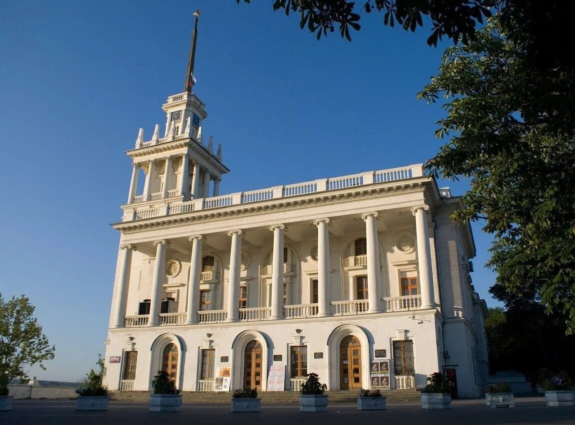 Театр черноморского флота севастополь фото зала. Театр черноморского флота севастополь лавренёва драматический театр. Драмтеатр луначарского севастополь. Театр черноморского флота севастополь. Драматический театр лавренёва севастополь.