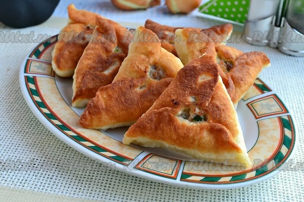 беляш треугольный. беляши треугольные маленькие. беляши на кефире. жареные пирожки треугольные. беляши треугольные.