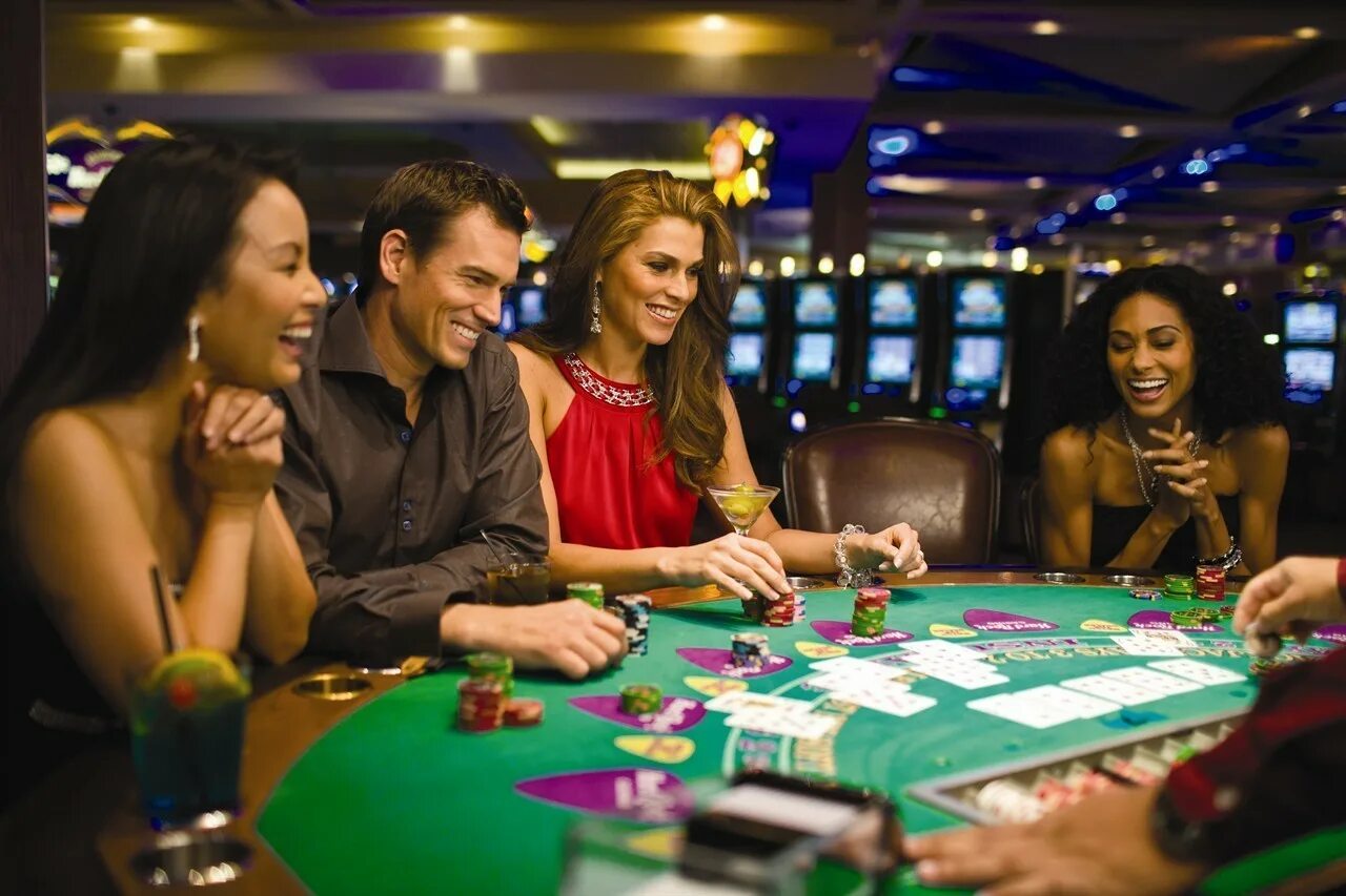 Картинки на телефон игры. Человек играющий в телефон. Интернет и человек. Человек играющий в компьютер. Хобби компьютерные игры.