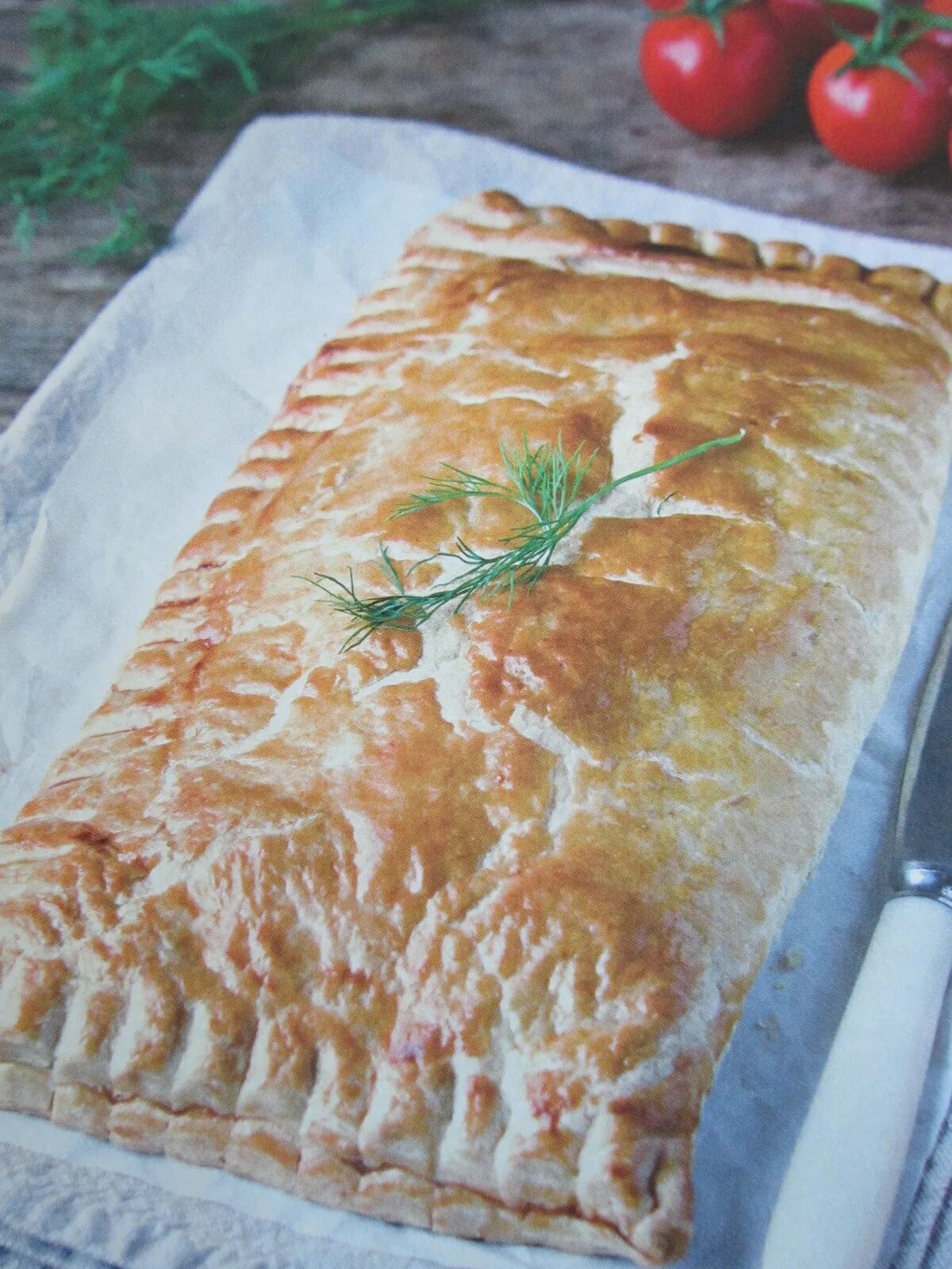 пирог с красной рыбой из слоеного бездрожжевого теста. пирог бездрожжевой трехслойный. пирог с рыбой в духовке. пирог с рыбой и рисом. рыбный пирог из бездрожжевого теста.