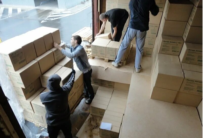 разгрузка фуры. погрузка и разгрузка грузов. красивые грузчики. разгрузка, погрузка товара. грузчики.